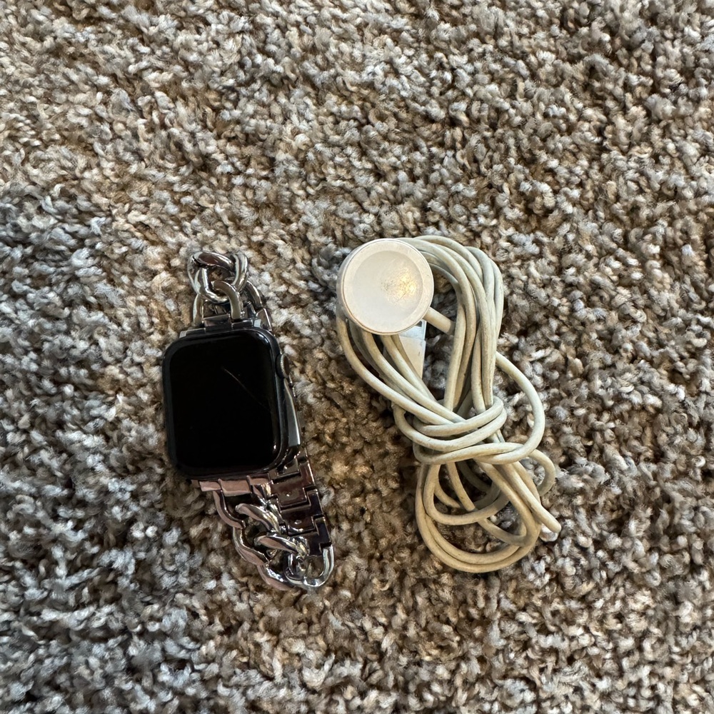 Apple Watch SE Space Grey 44mm with charger